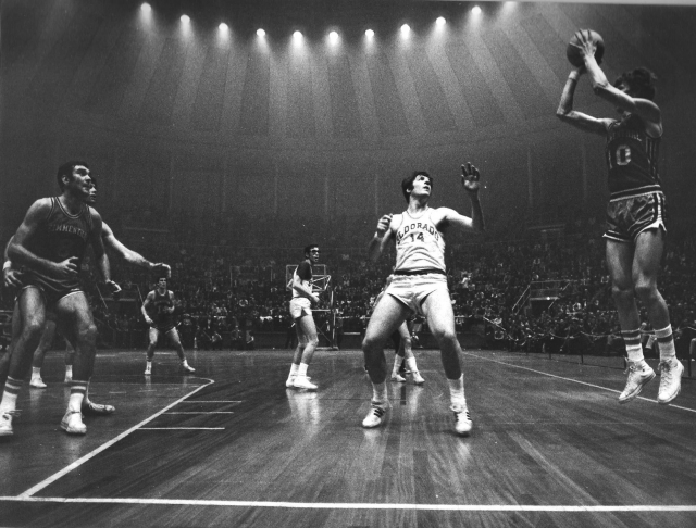 In una splendida foto si vede Mauro Cerioni in esecuzione di un perfetto tiro in sospensione.